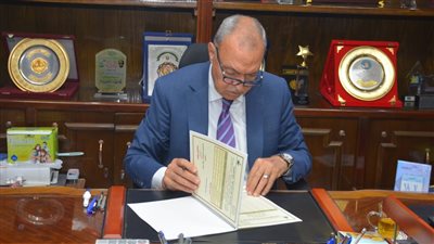 محافظ أبشرون وسفير أذربيجان يزوران تمثال حيدر علييف بالقناطر الخيرية