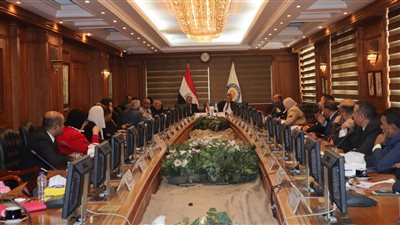 رئيس جامعة الأقصر يناقش دور الجامعات في تحقيق التنمية المستدامة