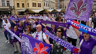 اشتباكات عنيفة بين جماهير وست هام وفيورنتينا قبل نهائي دوري المؤتمر (فيديو)