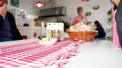 طاهية تخصص طاولة للعزاب في مطعمها لإخراجهم من الشعور بالوحدة