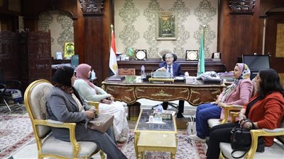 محافظ المنيا يستقبل شباب مؤسسة حياة كريمة لدعم عدد من المشروعات