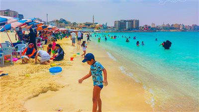 بشاير الصيف، إقبال المواطنين على شواطئ مطروح (فيديو وصور)