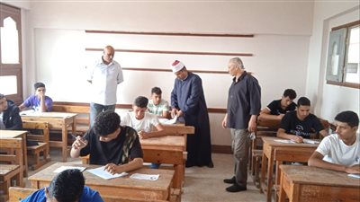 وكيل منطقة الإسماعيلية الأزهرية يتفقد لجنة الثانوية بمعهد محمد جبر (صور) 