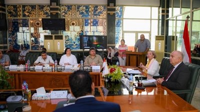 وزيرة البيئة ومحافظ قنا يفتتحان ورشة عمل حول إعادة تدوير المخلفات