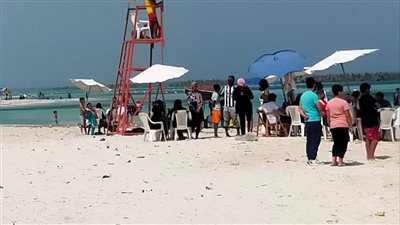 رفع الرايات الخضراء على شواطيء الإسكندرية رغم تقلبات الطقس 