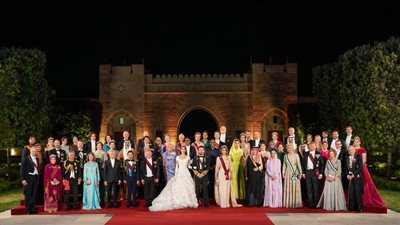 صورة جماعية تاريخية من زفاف ولي عهد الأردن ورجوة آل سيف