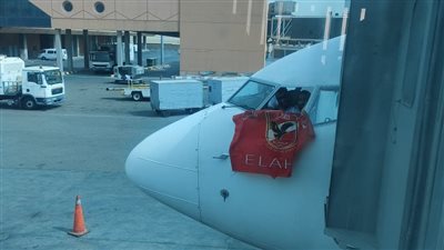 قائد رحلة مصر للطيران يرفع علم الأهلي قبل التوجه إلى المغرب (صور)
