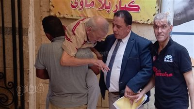 فريق التدخل السريع بالغربية ينقذ مسنا ونجله المريض من الشوارع 