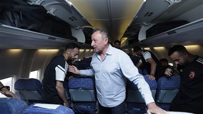 الخطيب يطمئن على بعثة الأهلي داخل الطائرة قبل السفر إلى المغرب (صور)