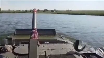 سمكة تقفز داخل مركبة قتال أوكرانية والجندي يلتقفها