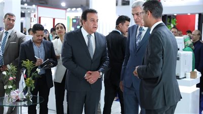 وزير الصحة يشيد بجودة النماذج المعروضة من الأجهزة والمستلزمات الطبية بالمعرض الطبي الأفريقي