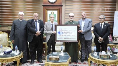 وفد من رجال الأزهر يقدم التهنئة لمحافظ المنيا لعودته واستئناف العمل