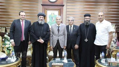 محافظ المنيا يستقبل وفدًا كنسيا وأعضاء بالنواب والشيوخ لتهنئته باستئناف عمله 