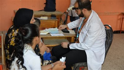 إقبال مواطني قرية الحجاز بالإسماعيلية على القافلة الطبية لجامعة الأزهر (صور) 