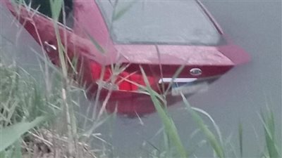 سقوط سيارة في ترعة بورسعيد بطريق الفردان في الإسماعيلية (صور) 