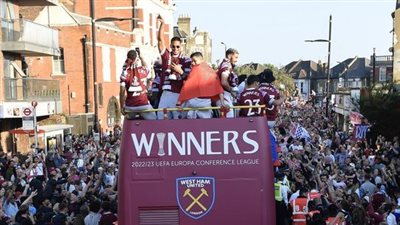وست هام يحتفل بلقب دوري المؤتمر الأوروبي وسط الجماهير (فيديو)