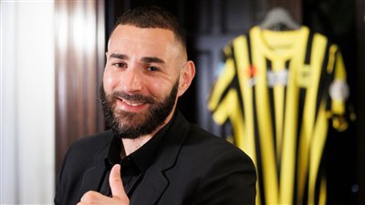 لحظة استقبال جماهير اتحاد جدة لـ كريم بنزيما بملعب الجوهرة (فيديو)