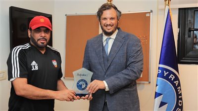 بيراميدز يسلم درع النادي للمنتخب الإماراتي الأولمبي