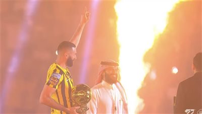 كريم بنزيما يتحدث بالعربية ويرفع الكرة الذهبية لحظة دخوله ملعب الجوهرة بجدة (فيديو)