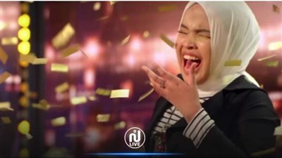 فتاة مسلمة كفيفة تبهر الحكام والجمهور في برنامج 