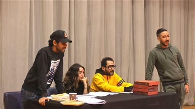 حمدي الميرغني برفقة أحمد حلمي في كواليس مسرحية ميمو (فيديو) 