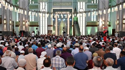 الإفتاء توضح حكم تخطي الرقاب أثناء خطبة الجمعة لجمع تبرعات