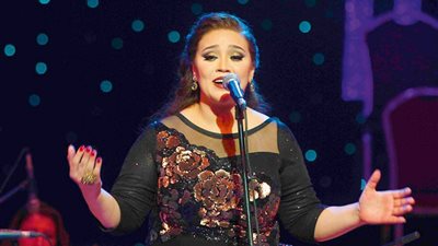 استقبال خاص وبروفات مكثفة للمطربة مي فاروق في السعودية 