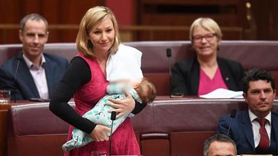 إرضاع الأطفال في البرلمان يتحول إلى ظاهرة، والنواب يرحبون (فيديو وصور)