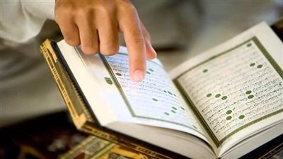 دار الإفتاء توضح حكم قراءة القرآن قبل صلاة الجمعة