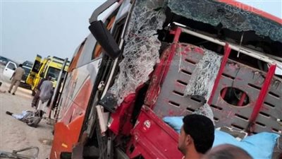 بالأسماء، مصرع وإصابة 29 في تصادم أتوبيس بسيارة نقل بالوادي الجديد (صور)