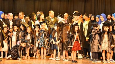 محافظ أسيوط يفتتح معرض الفنون التشكيلية ويكرم طلاب مدرسة النيل 