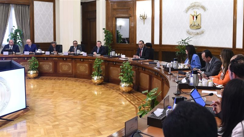 رئيس الوزراء يجتمع