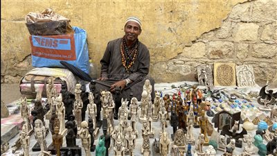 التحف والانتيكات الخشبية بسوق الجمعة بالسيدة عائشة (فيديو) 