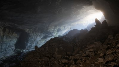 باحث يستكشف نصف مليون سنة من تغيرات المناخ داخل كهف بفرنسا