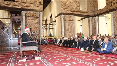 محافظ القاهرة يؤدى صلاة الجمعة بمسجد الظاهر بيبرس