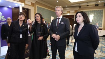 ممثلو الأمم المتحدة يتفقدون جناح تحويشة بالقومي للمرأة (صور)