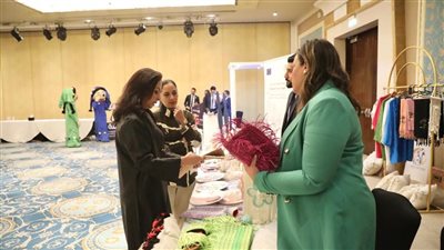 مايا مرسي تتفقد معرض المصرية على هامش دورة المجلس الوزاري لمنظمة تنمية المرأة (صور)
