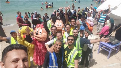 شاطئ المندرة يستقبل 300 طفل من ذوي الهمم وأسرهم