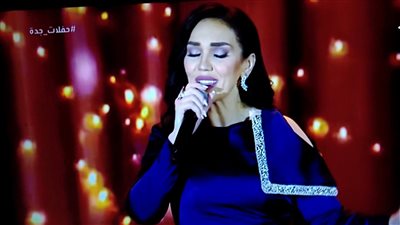 انهيار مي فاروق في البكاء أثناء حفلها بجدة (فيديو) 