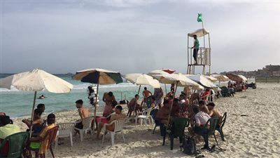 إقبال على شواطيء الإسكندرية ورفع الرايات الخضراء عليها (صور)