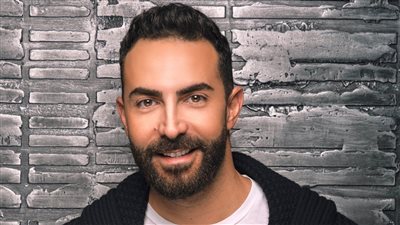 بعد غياب 9 سنوات، كارلوس عازار يعود للغناء 
