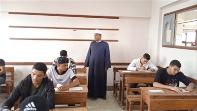 طلاب الشعبة العلمية بالثانوية الأزهرية بالإسماعيلية يؤدون امتحان اللغة الأجنبية 