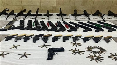 حبس 32 متهما بحيازة أسلحة نارية ومواد مخدرة في أسيوط