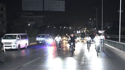 السيسي يتبادل التحيات والسلام مع عدد من المواطنين وراكبي الميكروباصات فجرا