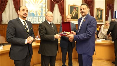 محافظ القاهرة يسلم تأشيرات حج الجمعيات الأهلية