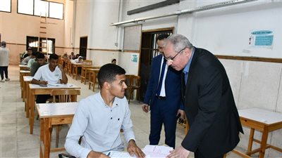 رئيس جامعة القناة يتابع سير امتحانات نهاية العام بالكليات (صور)