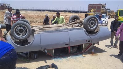 إصابة شخصين فى انقلاب سيارة ملاكي بالدائري الأوسطي (صور)