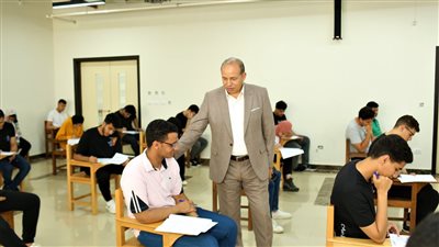 رئيس جامعة المنصورة الأهلية يتفقد أعمال امتحانات الفصل الدراسي الثانى 