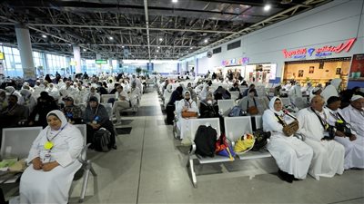 وزير الطيران خلال توديع الحجاج: ادعو بأن يحفظ الله مصر 