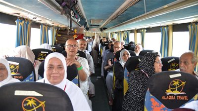 محافظ الإسماعيلية يتابع إجراءات مغادرة فوج حج الجمعيات (صور) 